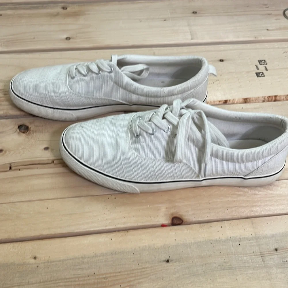 Universal Thread Canvas Shoes. Size 9.